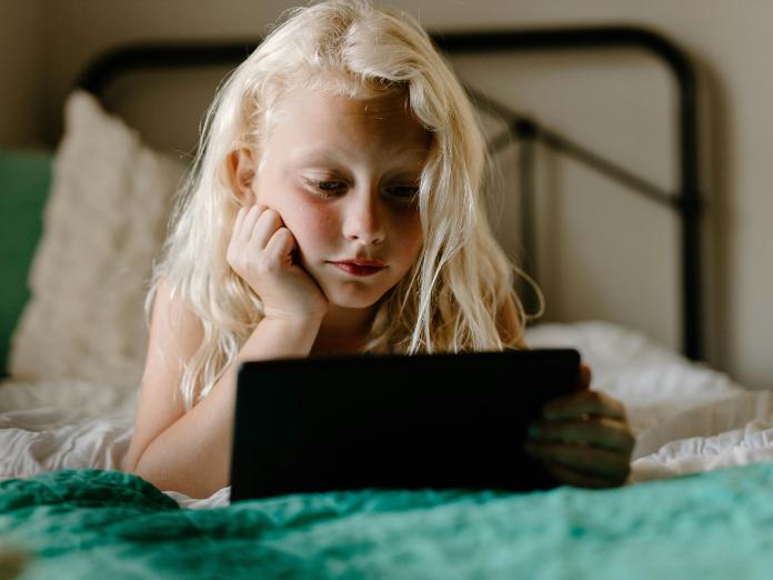 Pige kigger på ipad