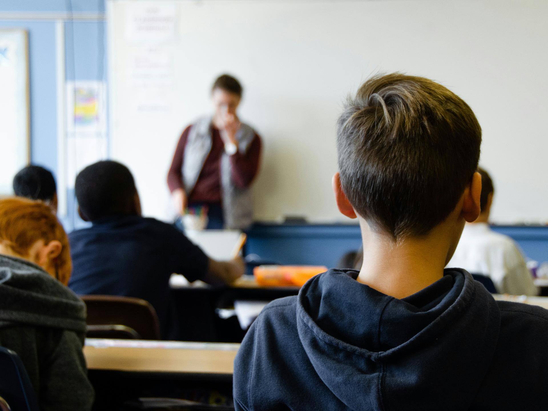 Nakken af en dreng til undervisning