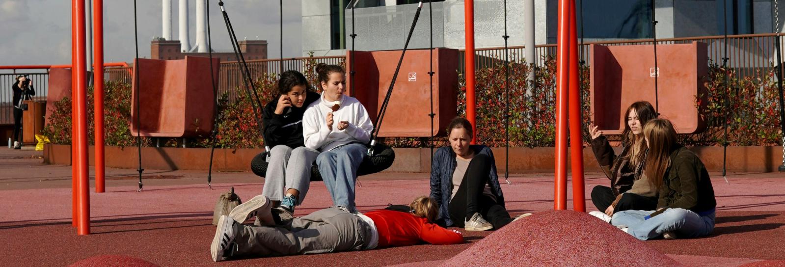 En gruppe unge på legeplads på Nordhavn
