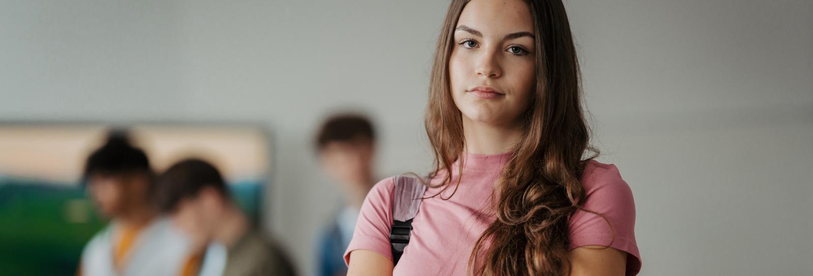 Teenagepige med armene over kors