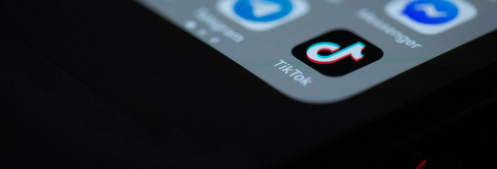 Mobiltelefon med sociale medie ikoner