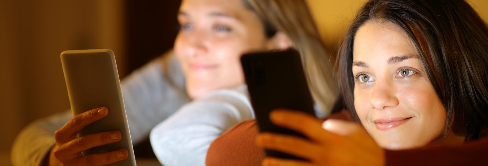 teenagepiger kigger på mobiler