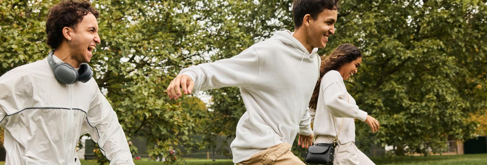 tre unge teenagers løber sammen og griner